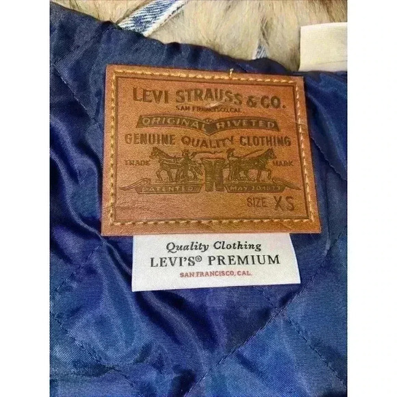 Levi's Premium Women's Oversized Faux Fur Trucker Jacket XS Blue Denim Furry Fur - Picture 6 of 12
